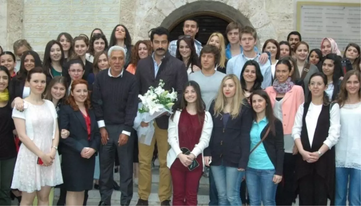 İmirzalıoğlu\'ndan Kıvanç Tatlıtuğ\'a Övgü: Hem Çok Yakışıklı, Hem de İyi Oyuncu