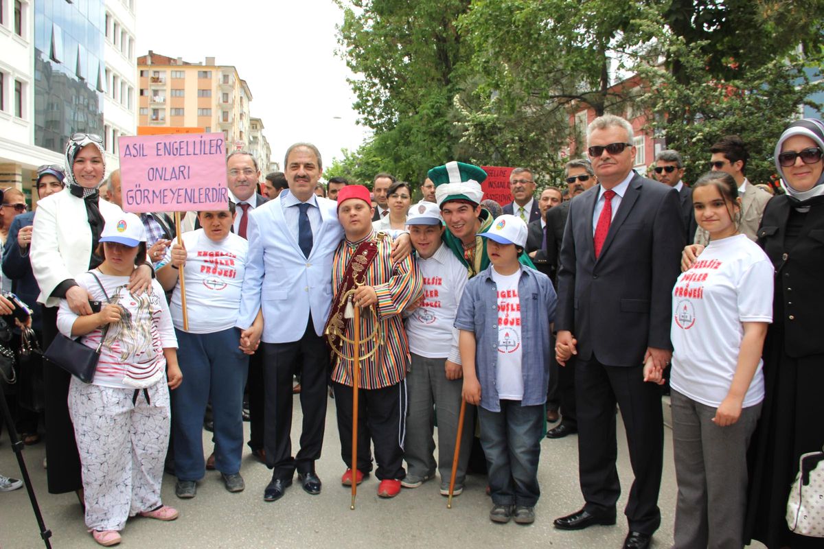 İşitme Engelli Gençler İstiklal Marşı\'nı İşaret Diliyle Söylediler