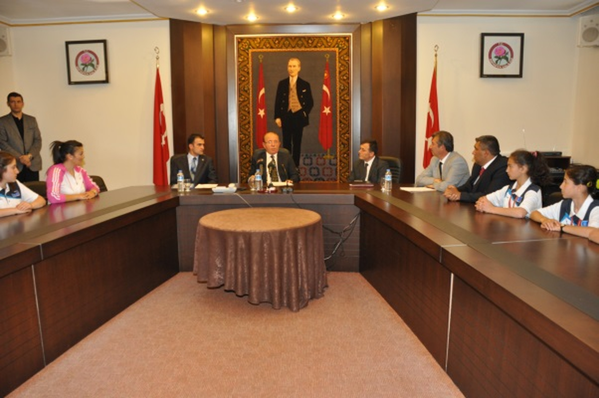 İslamköy Kız Güreş Takımından Vali Oğuz\'a Ziyaret