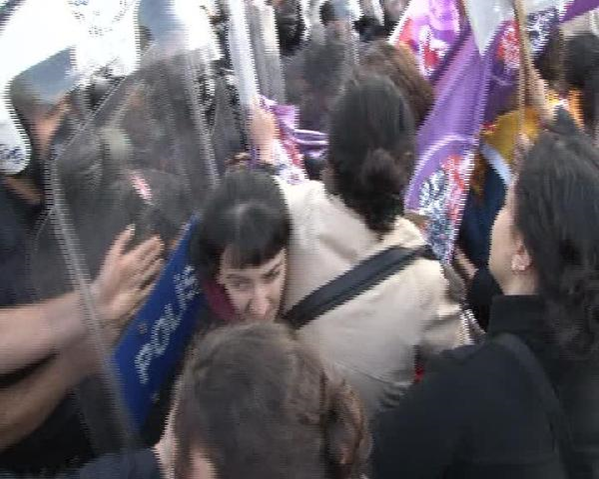 Kadınlar Taksim\'de Polisi Geçemedi
