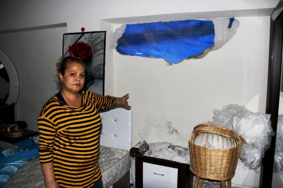 Kepçe Operatörü Karakolu Yıkarken Bitişikteki Evin Yatak Odasına Girdi