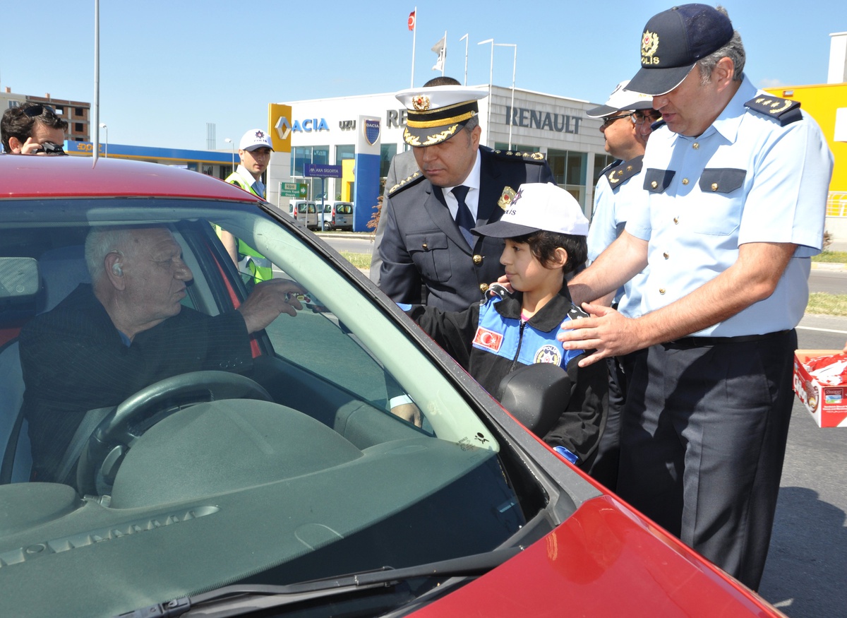 Küçük Polislerden Emniyet Kemeri Uygulaması