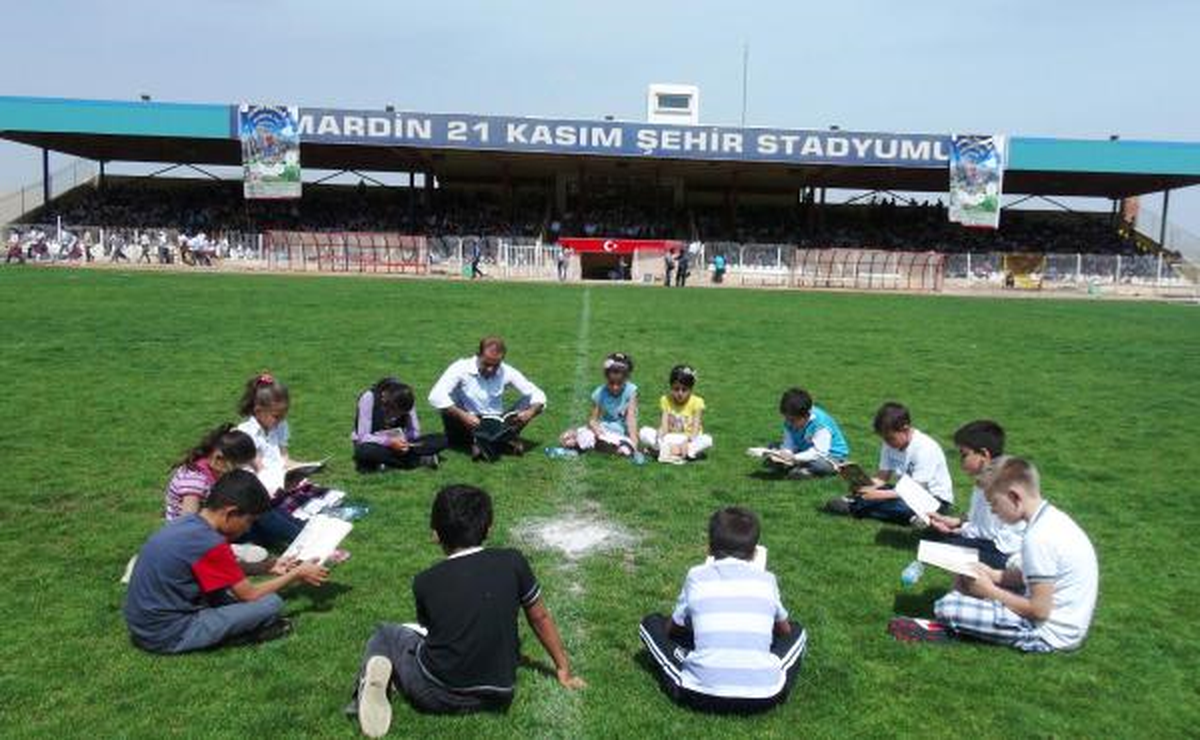 Mardin\'de 3 Bin 500 Kişi Stadyumda Kitap Okudu
