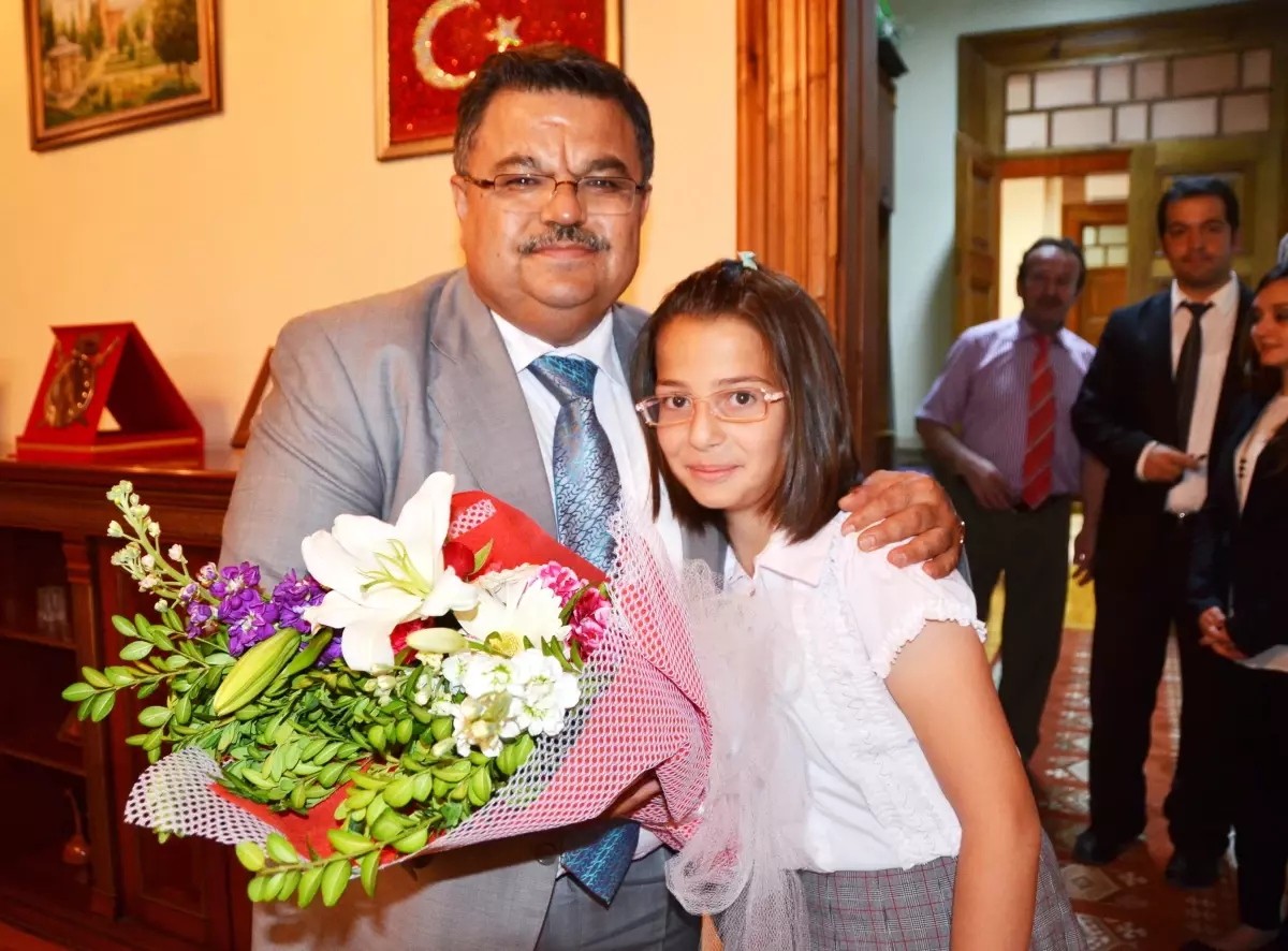 Minik Öğrenciler Başkan Selim Yağcı'yı Makamında Ziyaret Ettiler