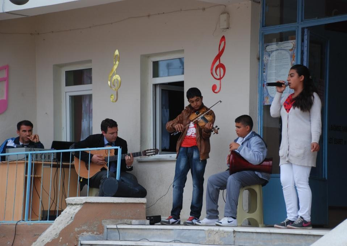 Öğrencilerden Halk Müziği Dinletisi
