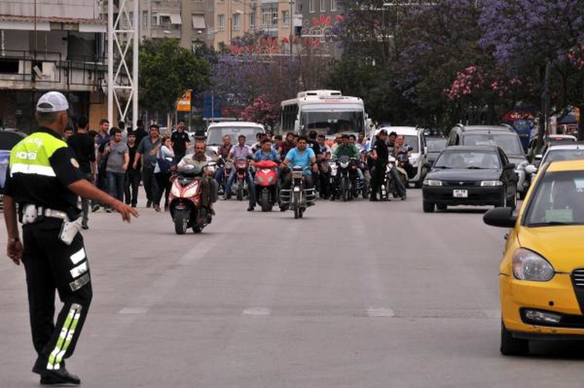Polis, Yarım Saatte 2 Bin Kask Dağıttı
