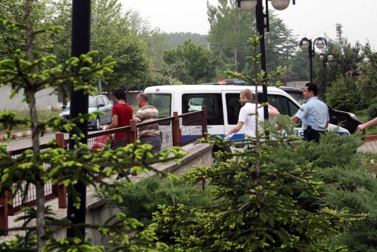 Polise Saldıran 2 Madde Bağımlısı Tutuklandı
