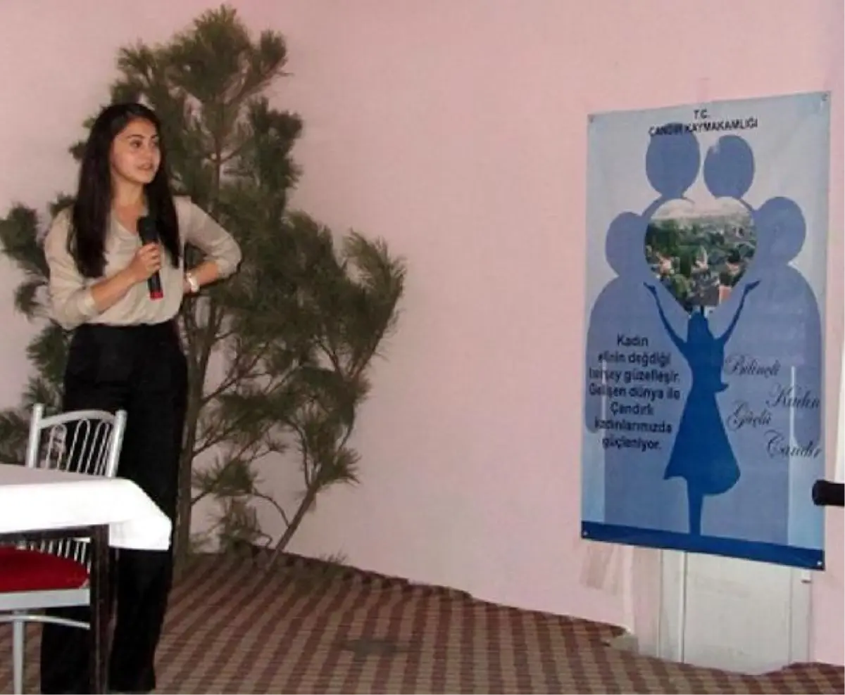 Sağlık Seminerinde Kadınlara Diş Macunu ve Fırça