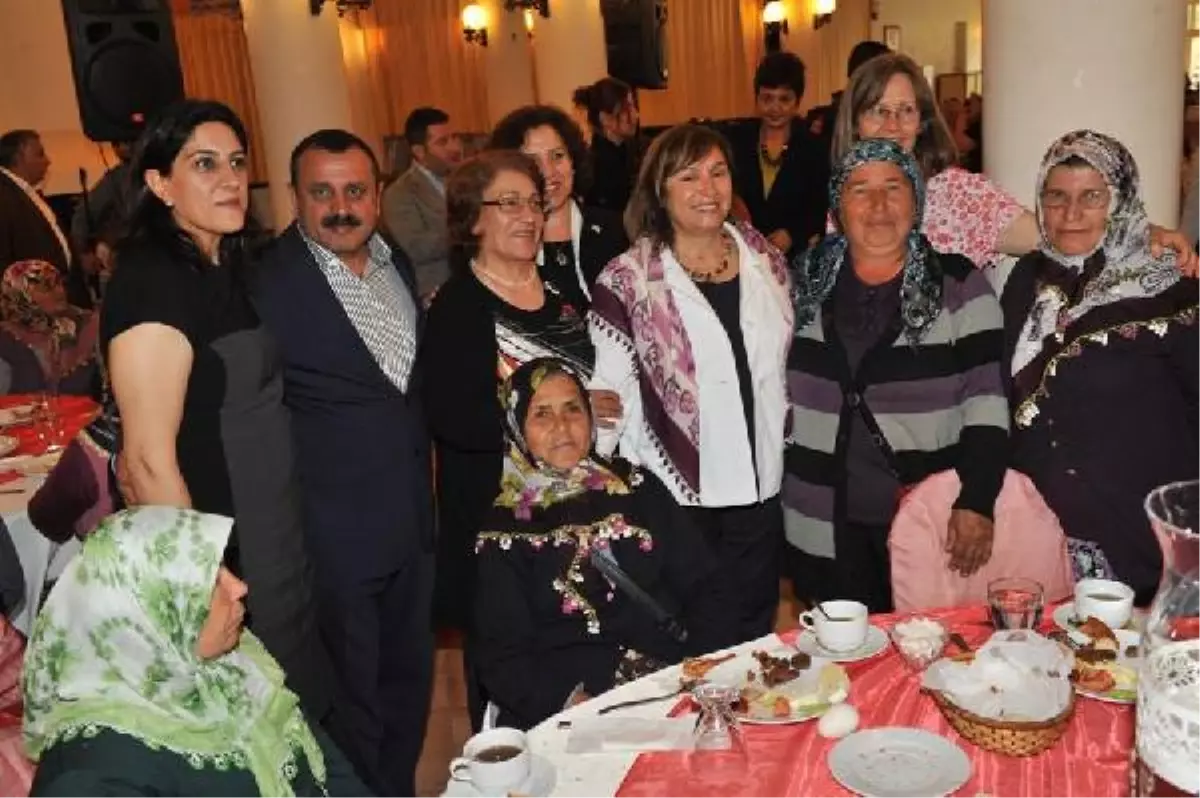 Selvi Kılıçdaroğlu, İzmir\'e Anneler Günü\'nü Kutlamaya Geldi