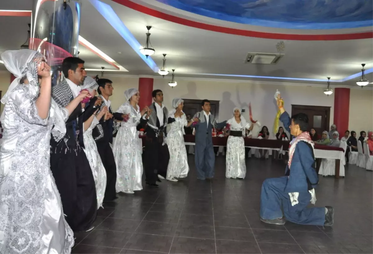 Silopi\'de Anneler Günü Türkçe-Kürtçe Olarak Kutlandı