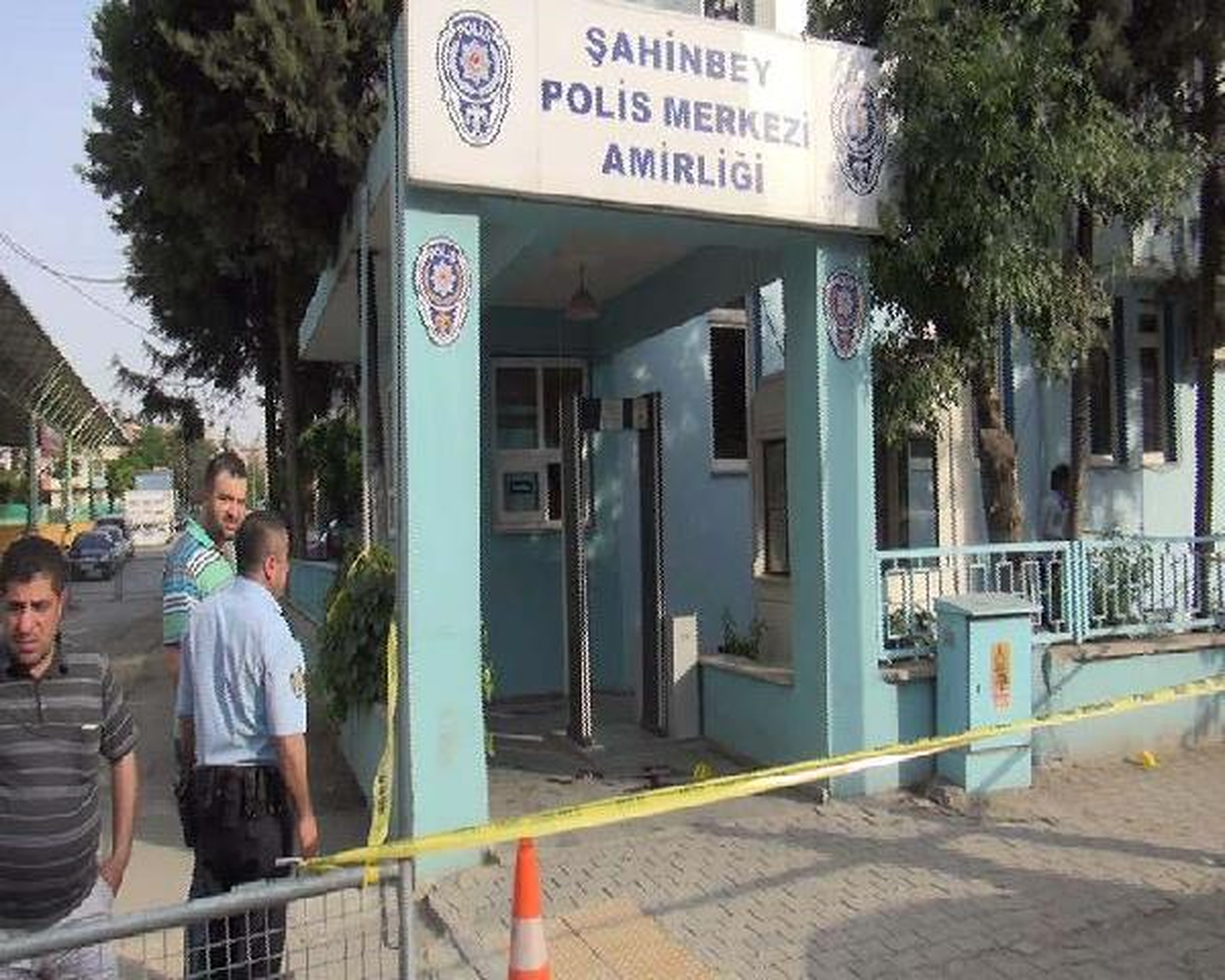 Arkadaşını Polis Merkezi Önünde Bıçakladı