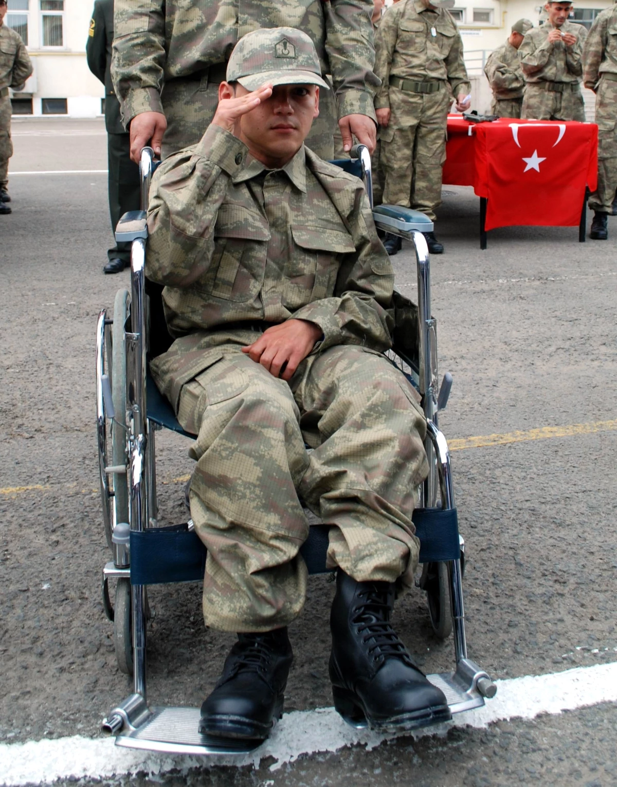 Tekerlekli Sandalyesinde Asker Olmanın Mutluluğunu Yaşadı