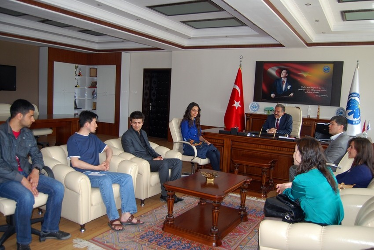 Türkçe Konuşan Öğrencilerden Rektör Gökmen\'e Ziyaret
