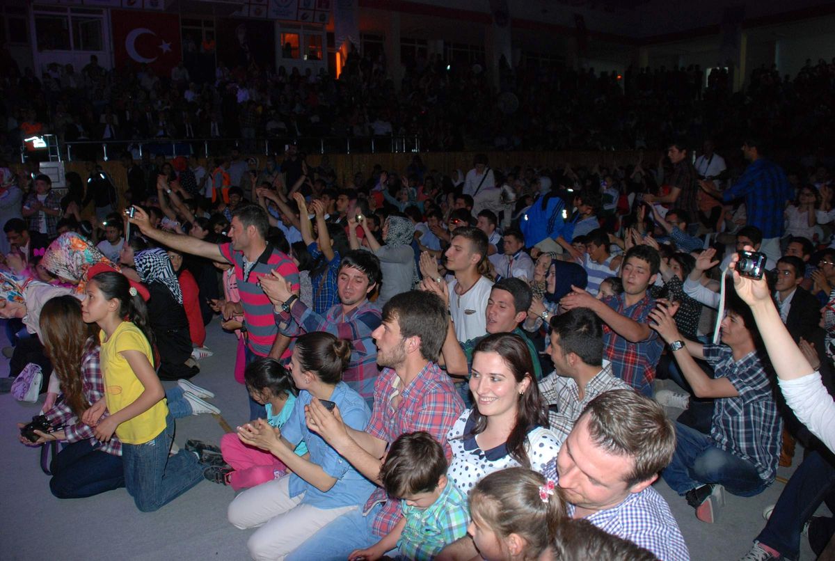 Uğur Işılak, Gençlik Konseri Verdi
