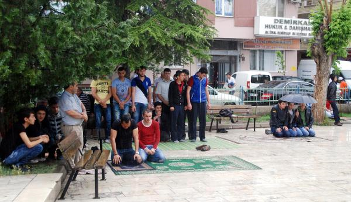 Yağmura Cuma Namazında Yakalandılar