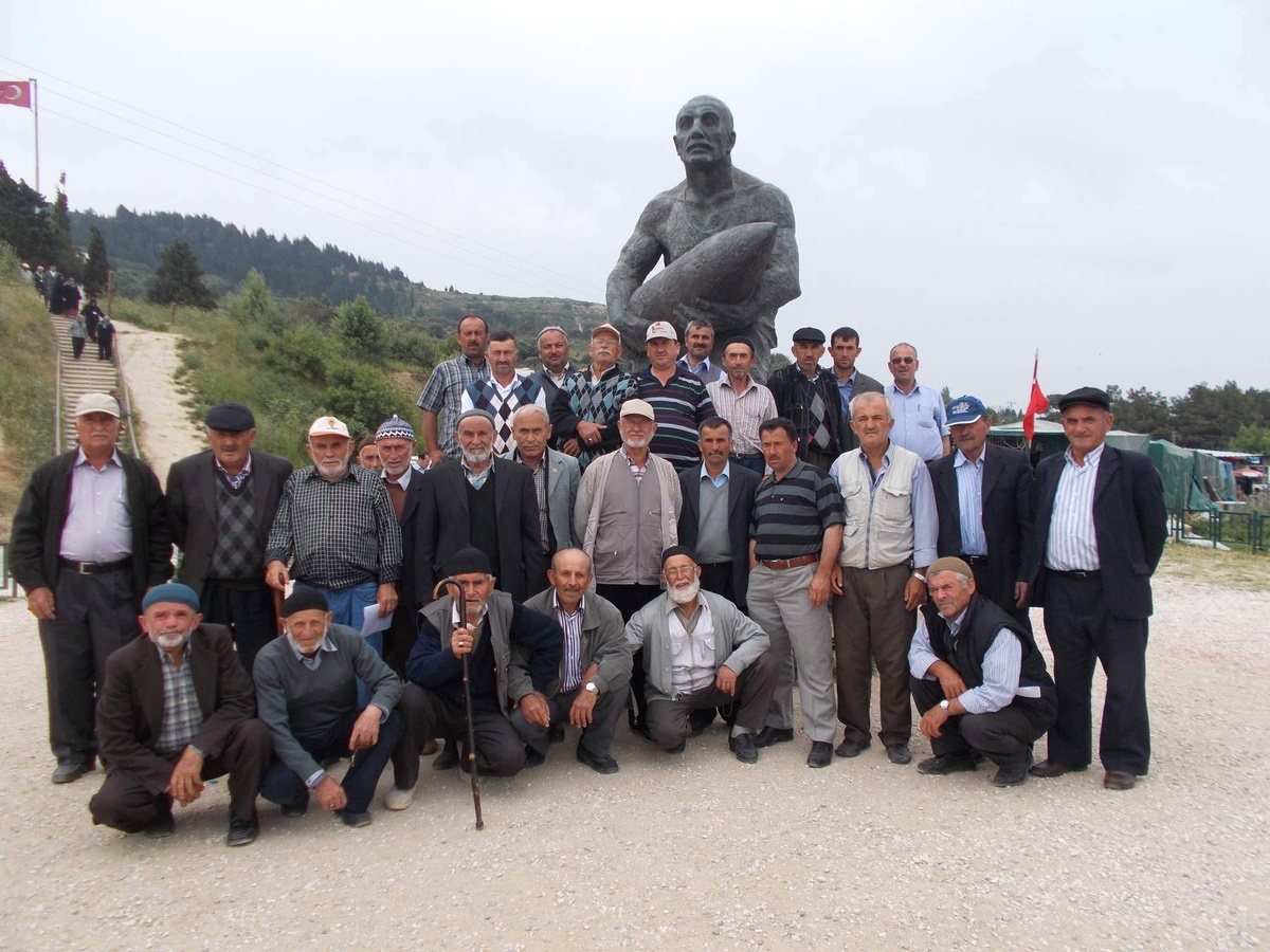 AK Parti Sandık Görevlileri Şehitlikleri Gezdi