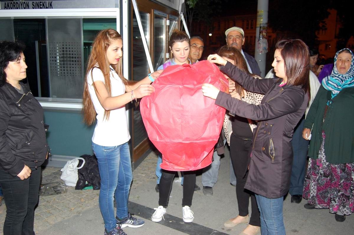 Bandırma\'nın İl Olmasını İsteyen Yüzlerce Kişi Dilek Balonları Uçurdu