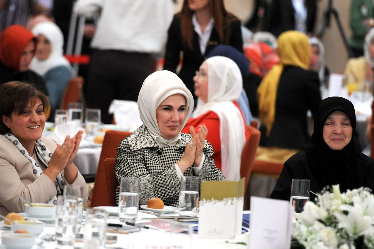 Başbakan Taklidi Emine Erdoğan\'ı Güldürdü