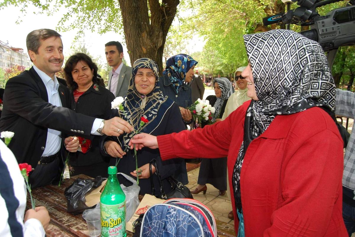 Başkan Tahmazoğlu Anneler Günü\'nü Kutladı