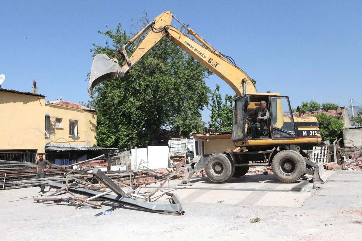 Bornova\'da Çirkin Görüntü Ortadan Kalkıyor