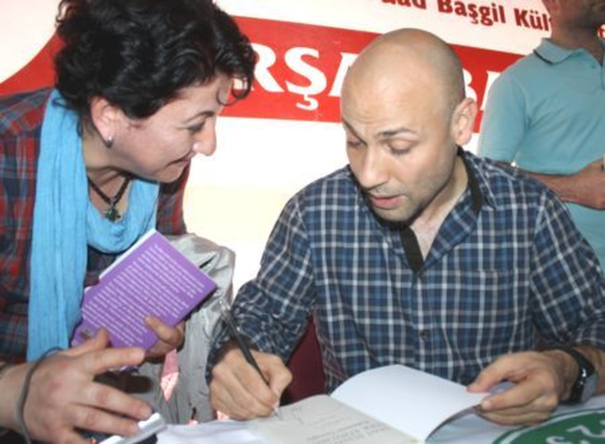 Çarşamba Kitap Fuarı\'nda Tazeoğlu\'na Yoğun İlgi