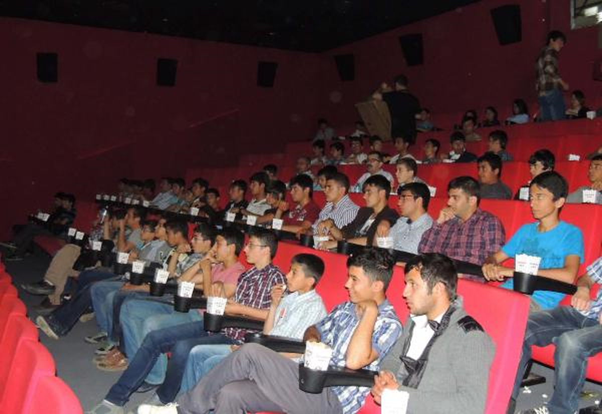 Polisten Öğrencilere Sinema Keyfi