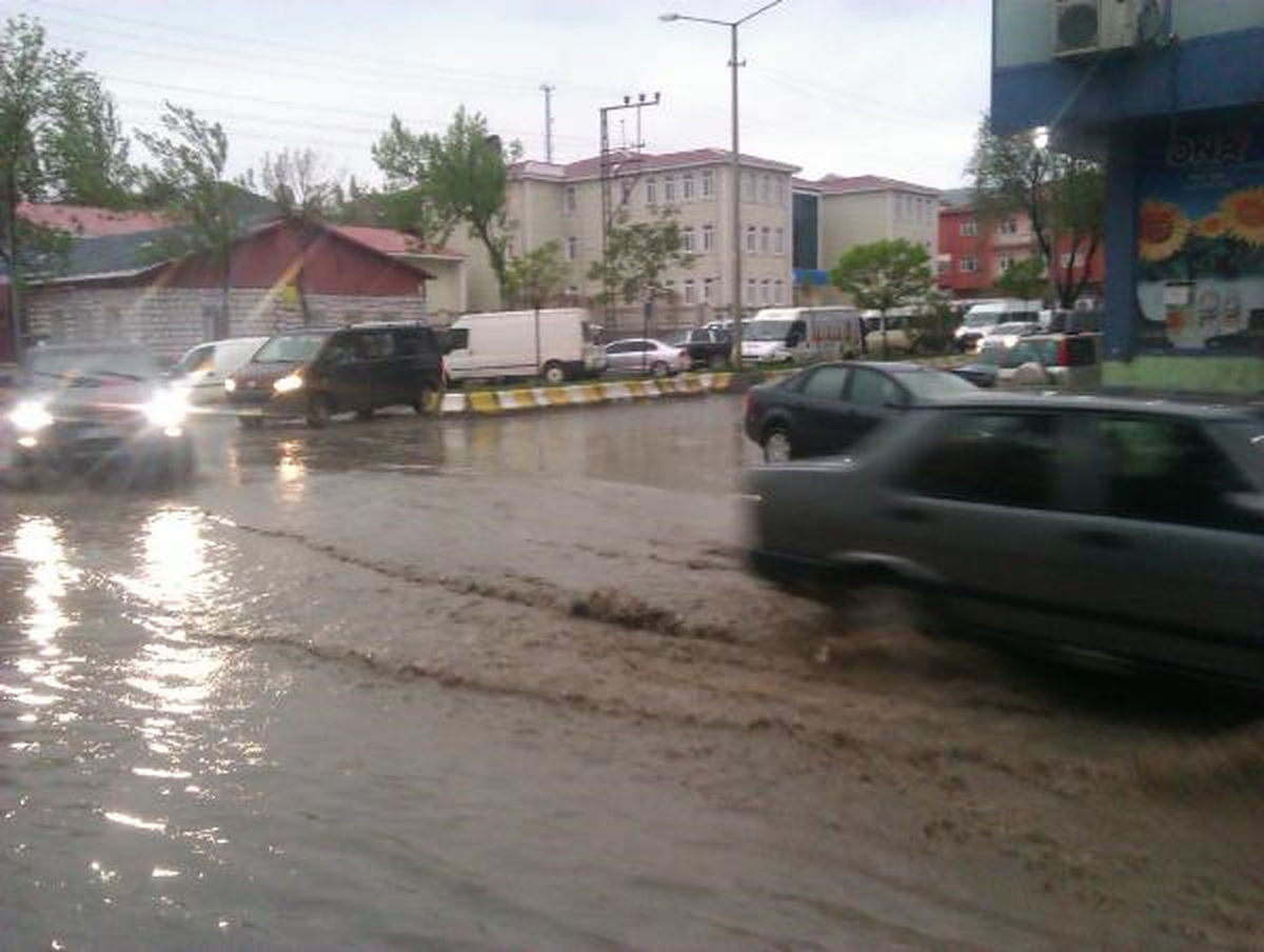 Doğubayazıt\'ta Dolu ve Yağmur Hayatı Felç Etti