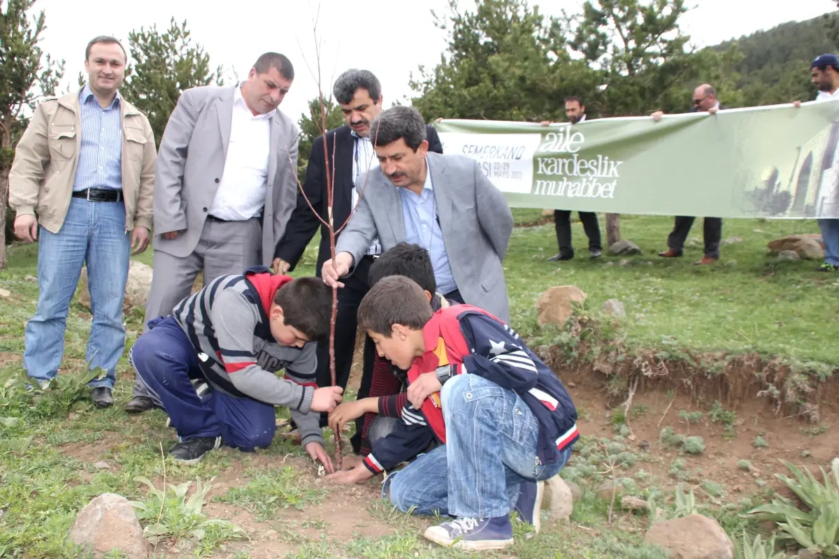 Erzurum Vefa Derneği'nce Abdurrahman Gazi Türbesine Fidan Dikildi