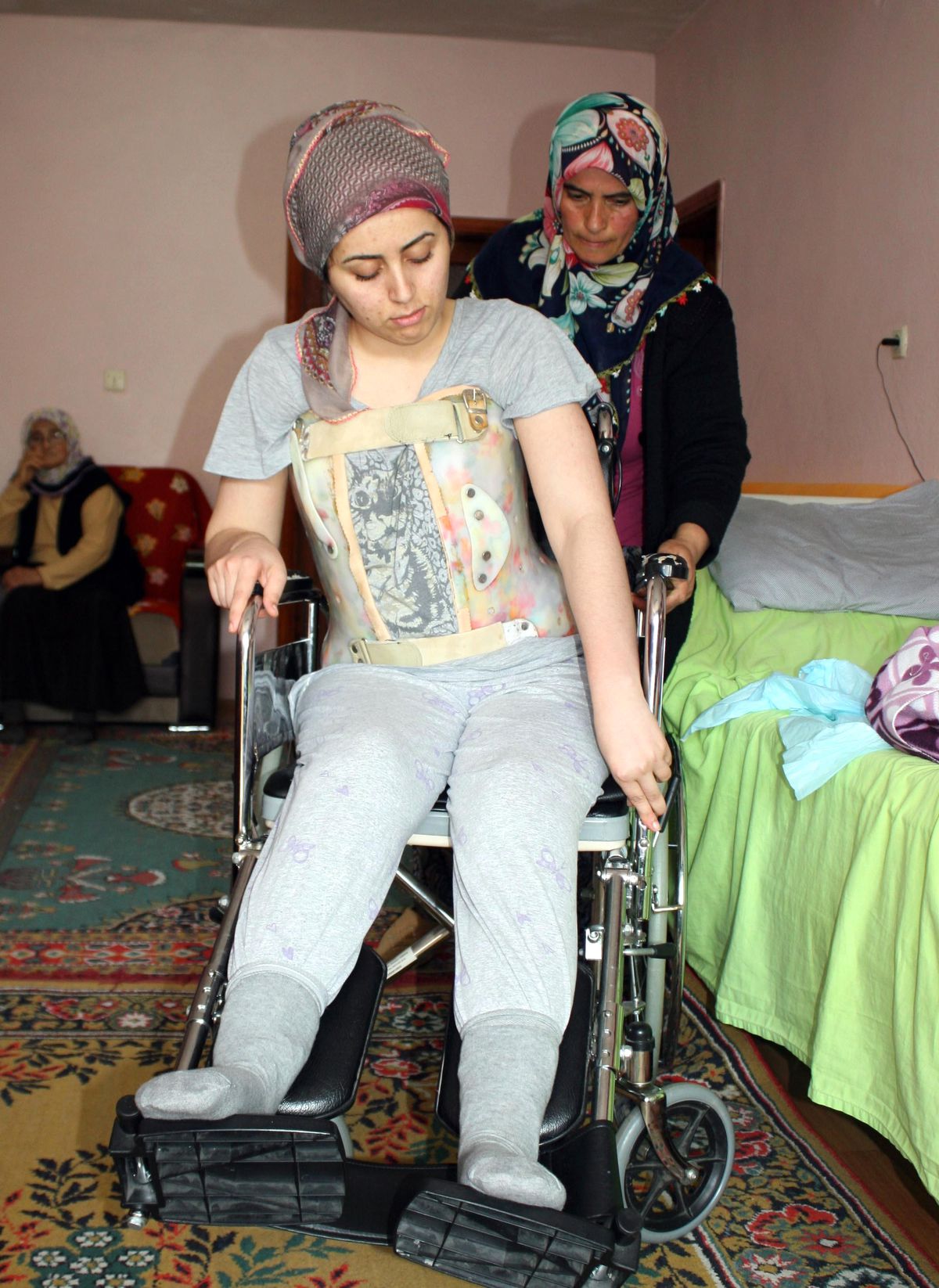 Geçirdiği Ameliyat Sebebiyle Felç Olan Kız Yardım Bekliyor
