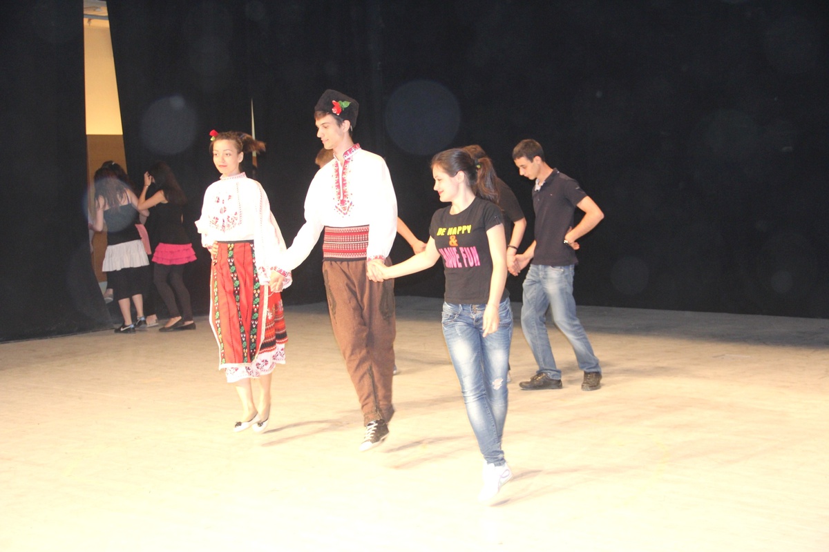 Hakkari\'de 4 Farklı Ülkenin Dansları Sergilendi
