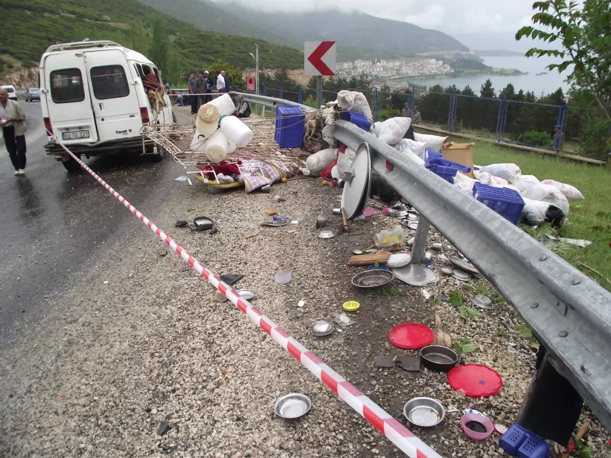 Isparta\'da Minibüs Devrildi: 15 Yaralı