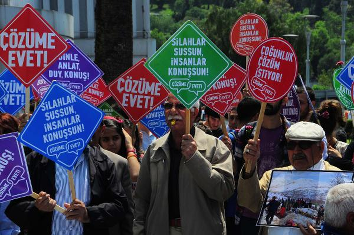 İzmir\'de \'Çözüme Evet\' Yürüyüşü