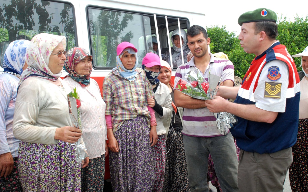 Jandarma, Tarlada Çalışan Kadınlara Karanfil Dağıttı