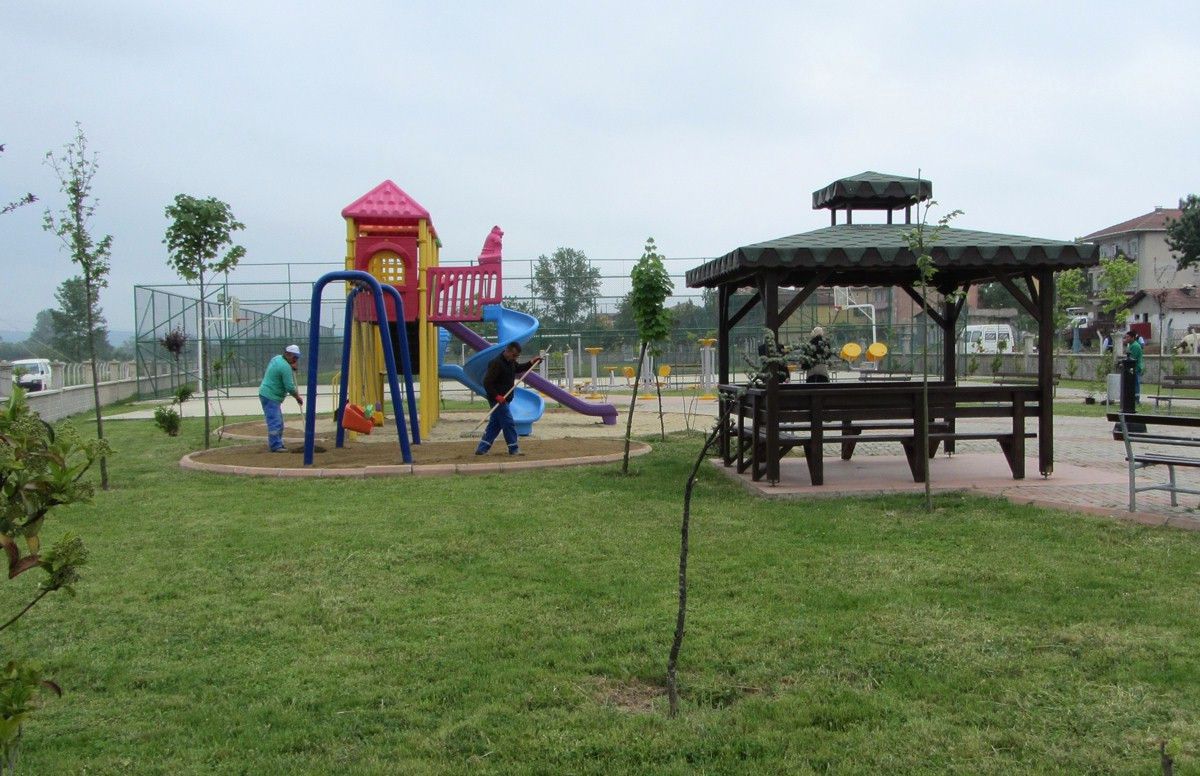 Kartepe\'de Parklar Temizleniyor
