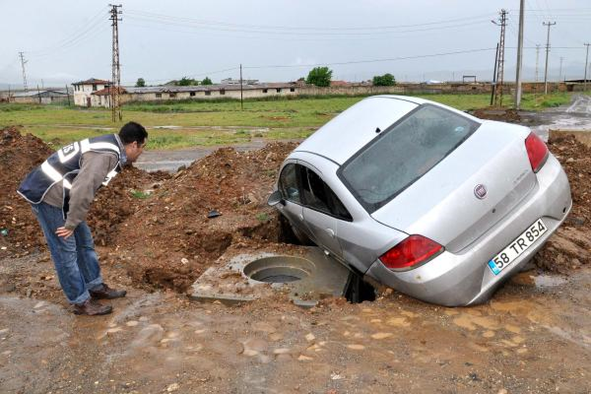 Kaza Yapan Otomobilde 5 Bin Paket Kaçak Sigara