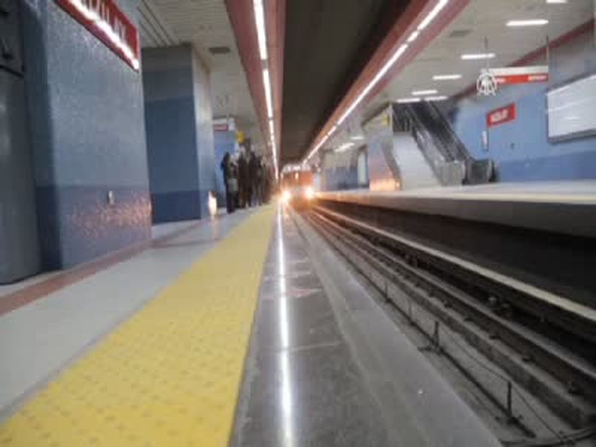 Metro Yolculuğunda Anne Dikkati