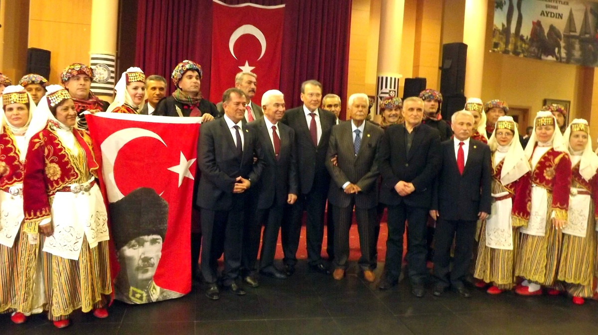 MHP\'li Uzunırmak, Aydınlıları Ankara\'da Yalnız Bırakmadı