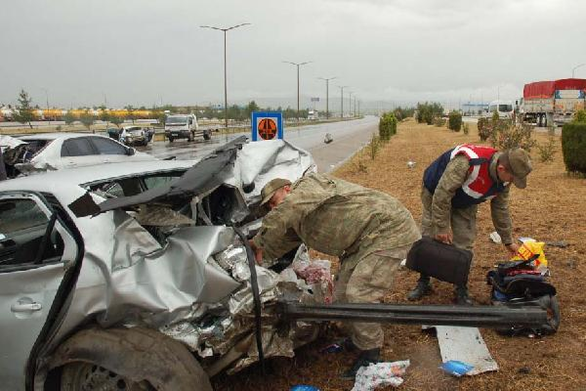 Nurdağı'nda Yağmur Kazaları: 2'si Polis, 6 Yaralı