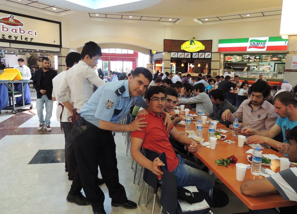 Nurdağı Polisinden Öğrencilere Sinema Keyfi