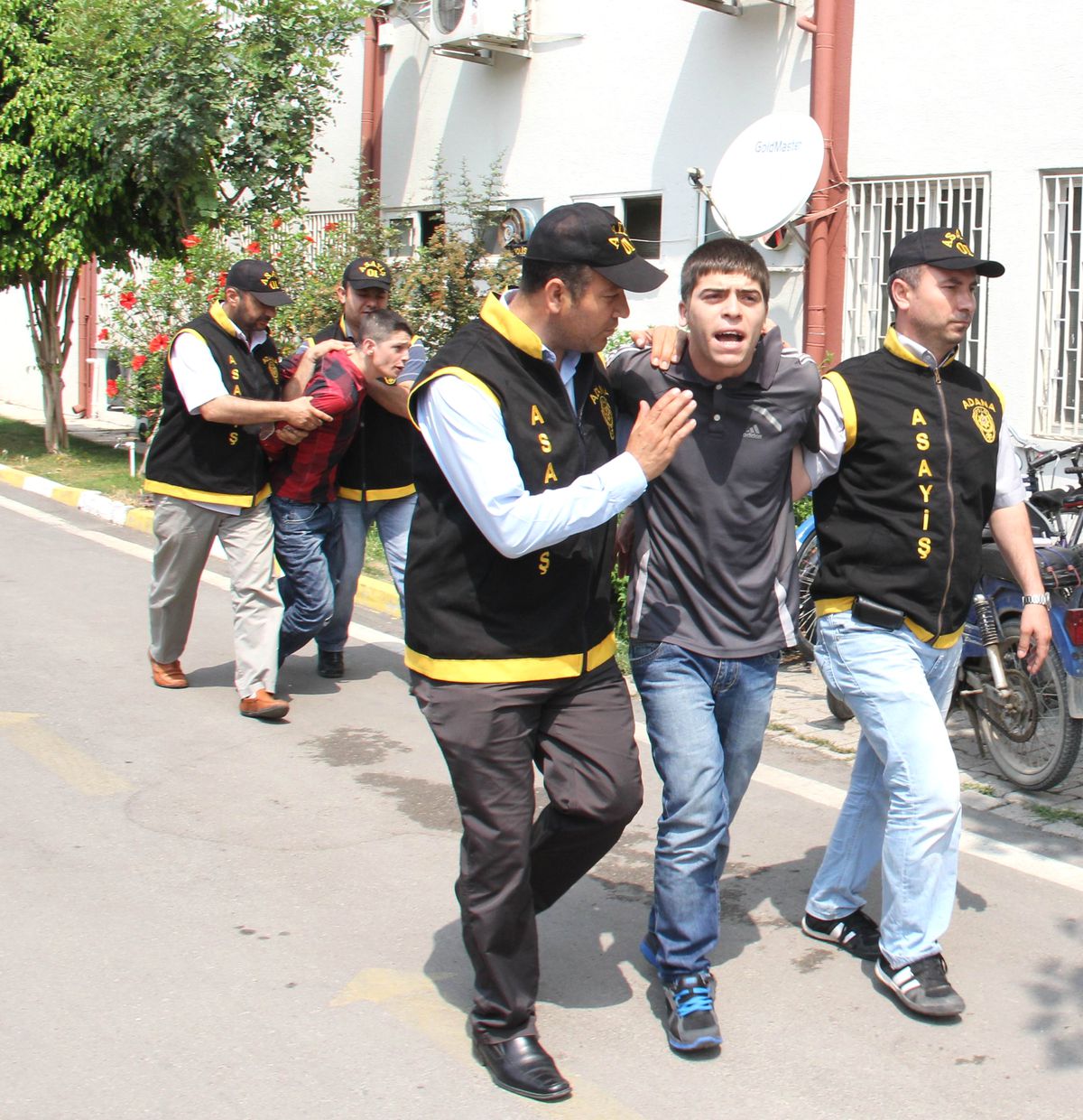 Örümcek Adamı Aratmayan Hırsızlar Yakalandı