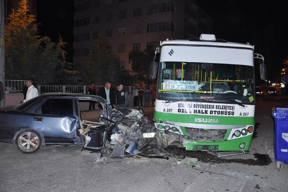 Otomobil, Halk Otobüsüne Çarptı: 5 Yaralı