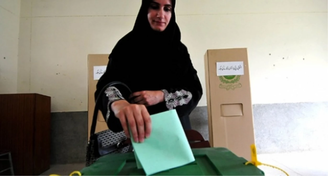 Pakistan\'da Oy Verme İşlemi Başladı