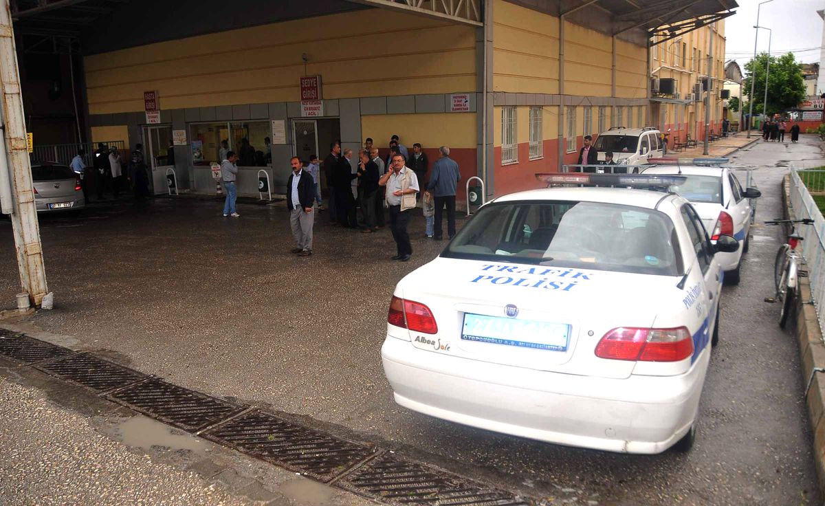 Polis Memurlarına Otomobil Çarptı: 2 Yaralı