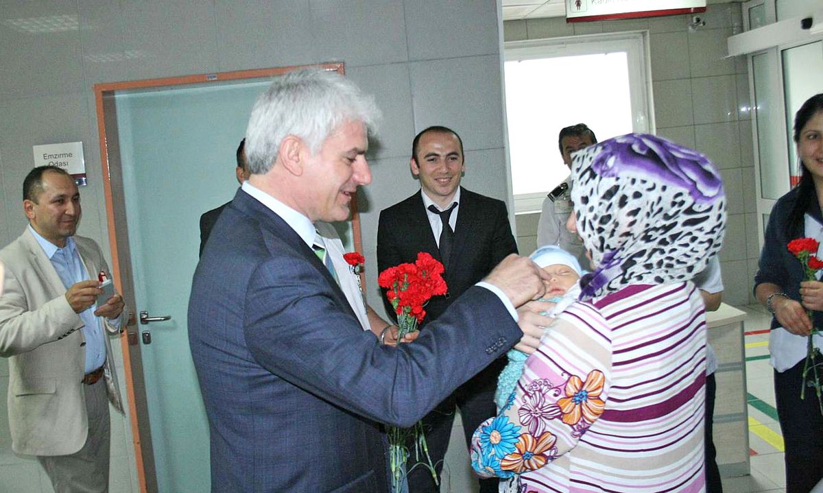 Şahin\'den Çiçekli Hemşireler ve Anneler Günü Kutlaması
