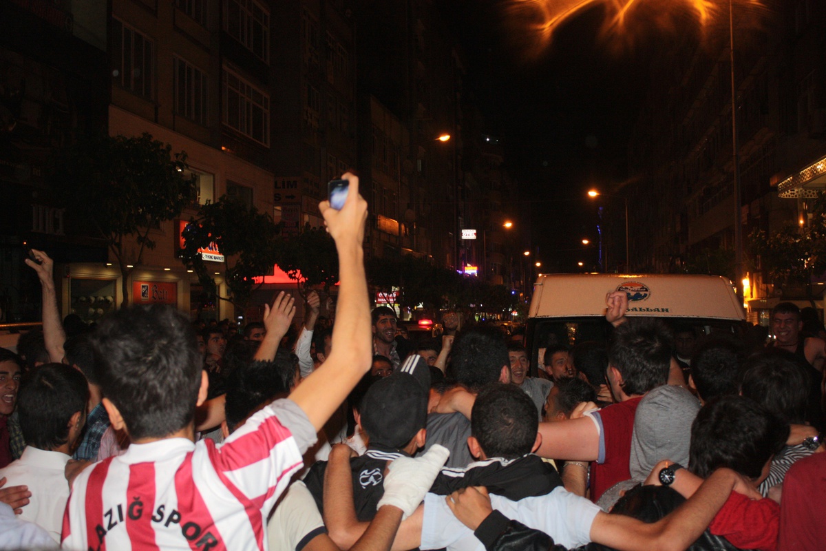 Elazığspor Ligde Kalmayı Kutladı