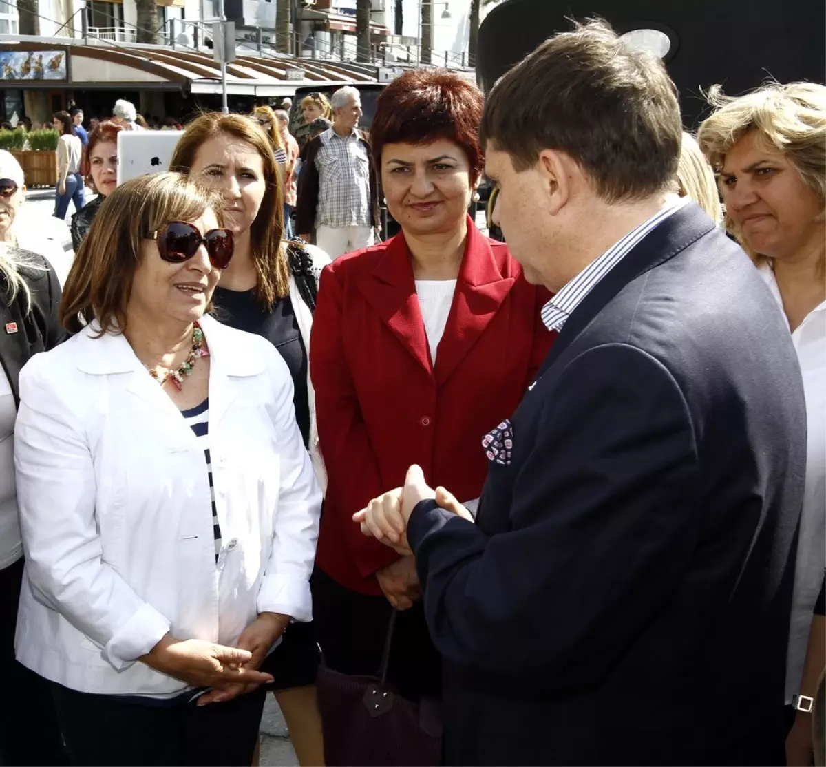 Selvi Kılıçdaroğlu, Otistik Çocuklarla Kordon\'da Fayton Turu Yaptı