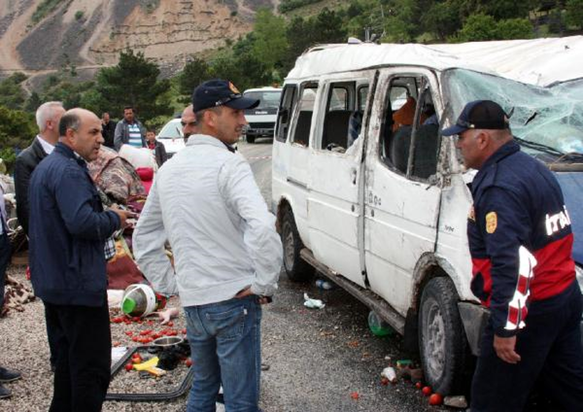 Tarım İşçilerini Taşıyan Minibüs Takla Attı: 17 Yaralı