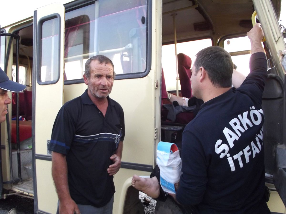 Ticari Araç Minibüsün Altına Girdi: 6 Yaralı