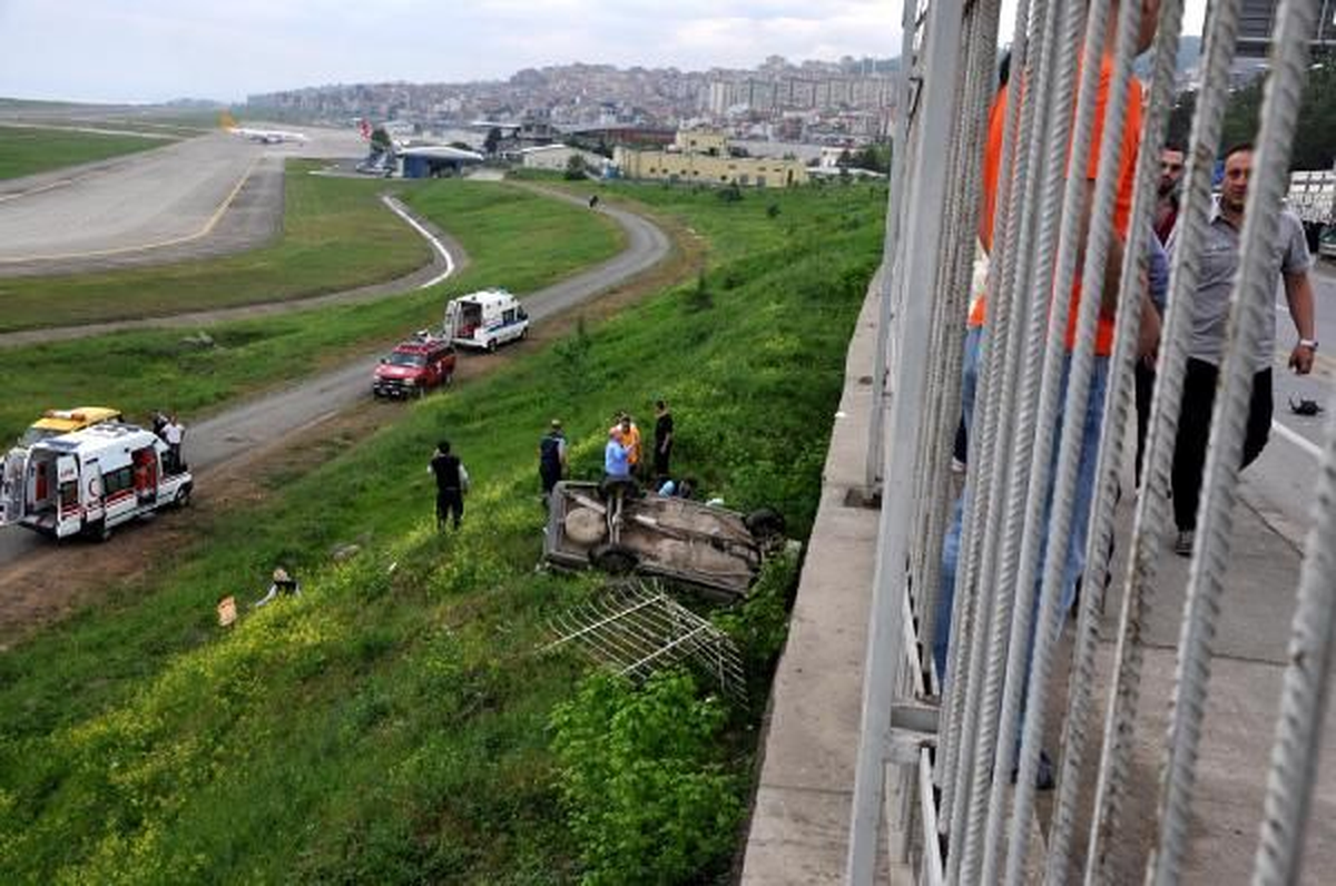 Trabzon\'da Otomobil Havaalanına Uçtu: 3 Yaralı