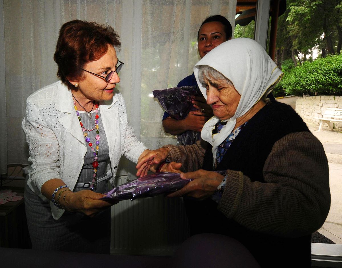 Türkegül Hanım\'dan Anneler Günü\'nde Ziyaret